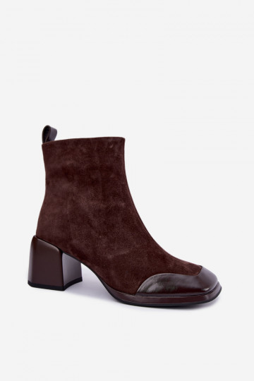 Botas de ante marrones aisladas con tacones Artiker 59C1296