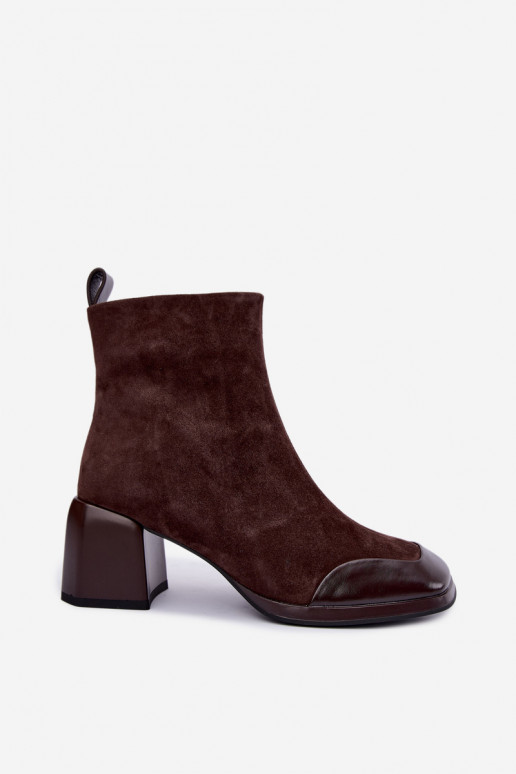 Botas de ante marrones aisladas con tacones Artiker 59C1296