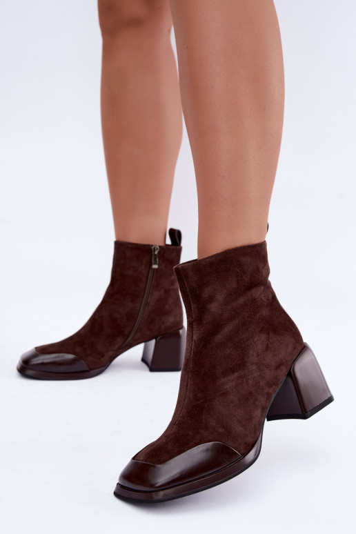Botas de ante marrones aisladas con tacones Artiker 59C1296