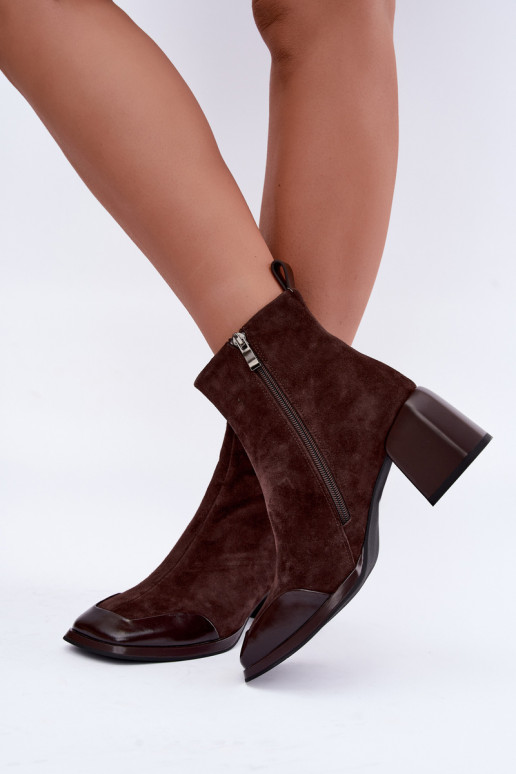 Botas de ante marrones aisladas con tacones Artiker 59C1296