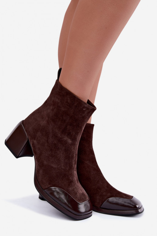 Botas de ante marrones aisladas con tacones Artiker 59C1296