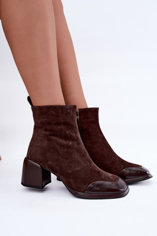 Botas de ante marrones aisladas con tacones Artiker 59C1296