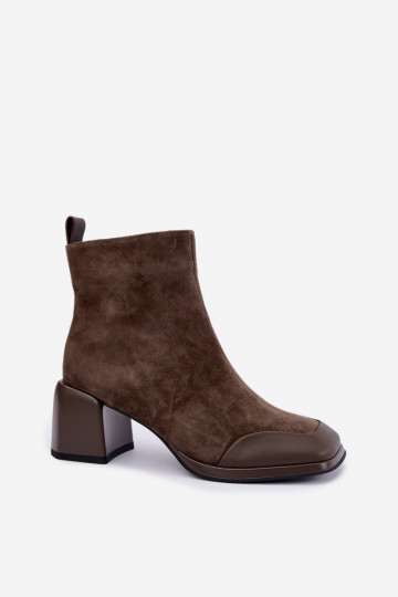 Botas de ante chaki aisladas con tacones Artiker 59C1297