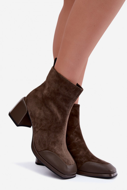 Botas de ante chaki aisladas con tacones Artiker 59C1297