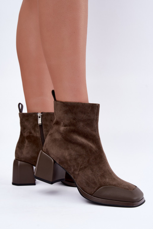 Botas de ante chaki aisladas con tacones Artiker 59C1297