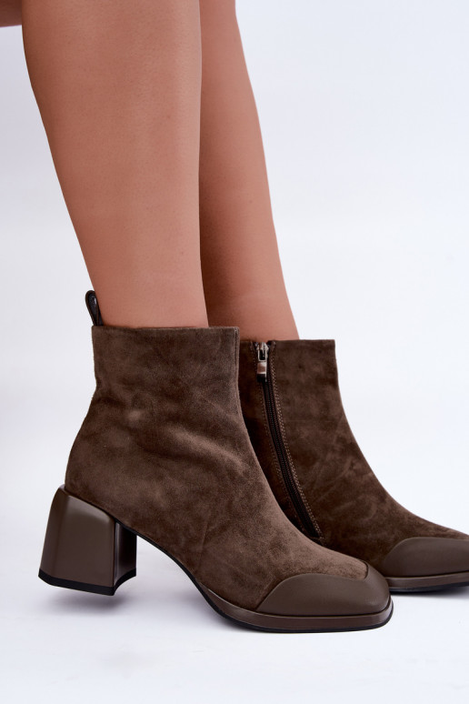 Botas de ante chaki aisladas con tacones Artiker 59C1297