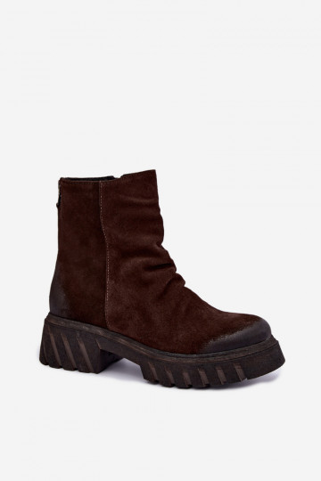 Botas de ante marrones aisladas con volantes Zazoo 60590