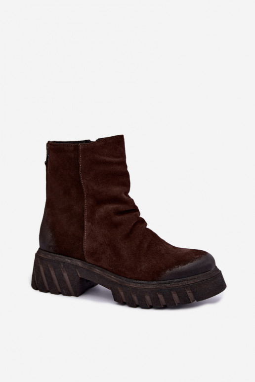 Botas de ante marrones aisladas con volantes Zazoo 60590