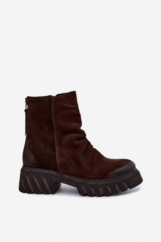 Botas de ante marrones aisladas con volantes Zazoo 60590