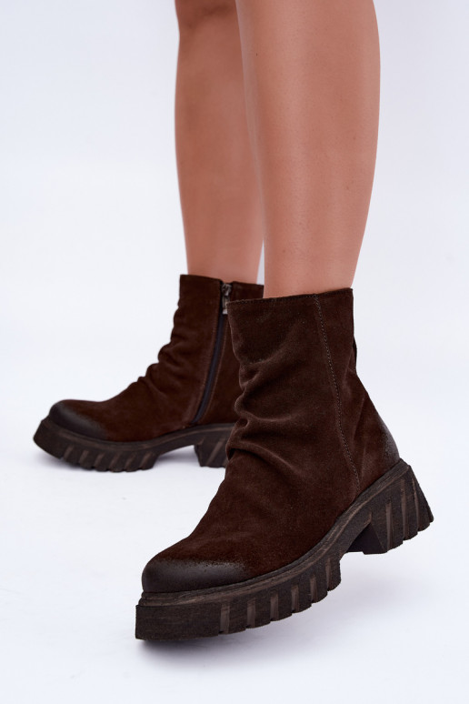 Botas de ante marrones aisladas con volantes Zazoo 60590