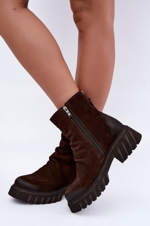 Botas de ante marrones aisladas con volantes Zazoo 60590
