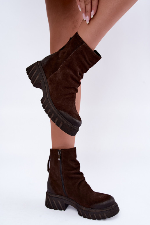 Botas de ante marrones aisladas con volantes Zazoo 60590