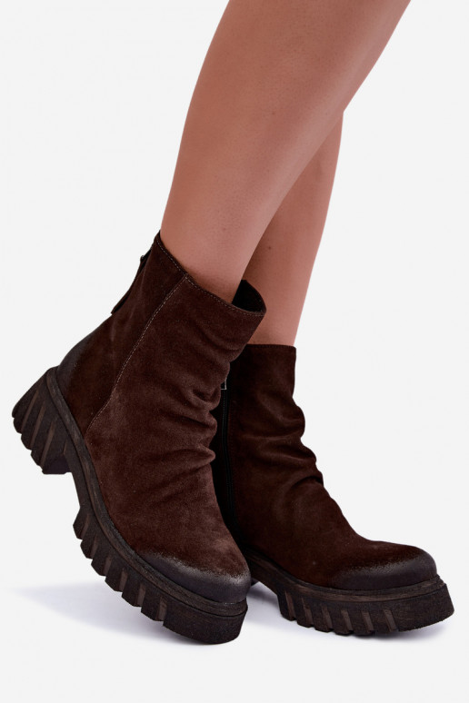 Botas de ante marrones aisladas con volantes Zazoo 60590