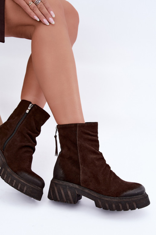 Botas de ante marrones aisladas con volantes Zazoo 60590