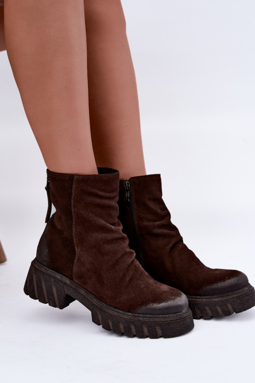 Botas de ante marrones aisladas con volantes Zazoo 60590