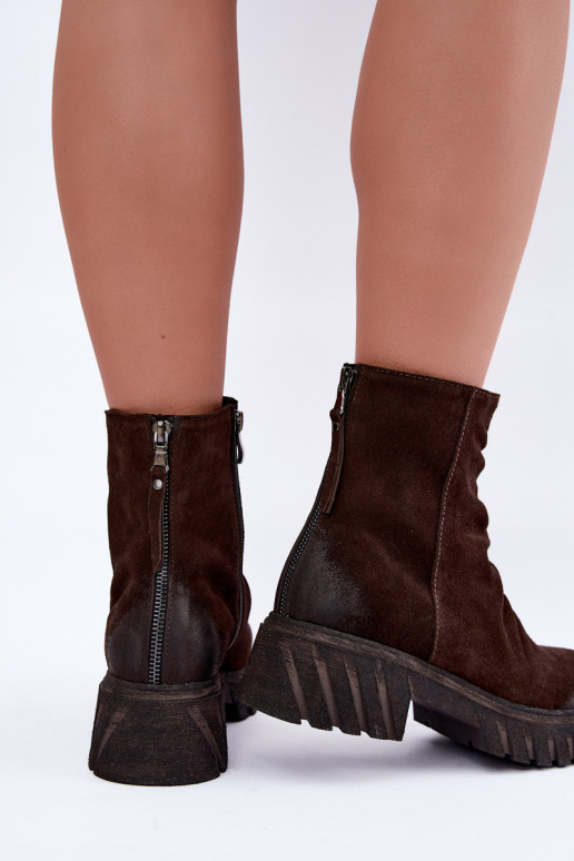 Botas de ante marrones aisladas con volantes Zazoo 60590