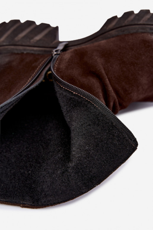Botas de ante marrones aisladas con volantes Zazoo 60590