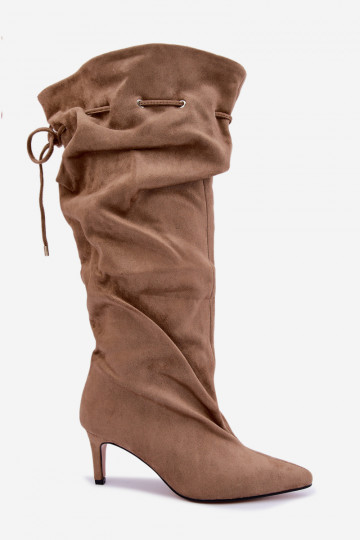 Botas altas aisladas slip-on con tacones finos y detalles elegantes en color arena Tivel