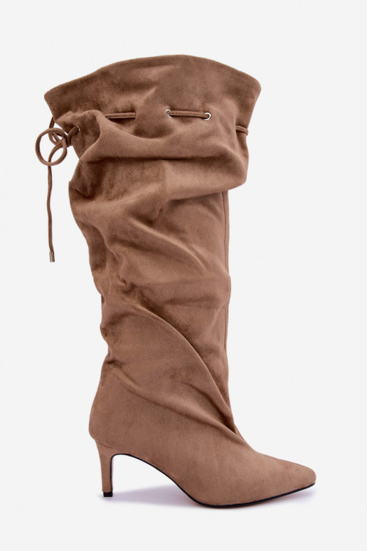 Botas altas aisladas slip-on con tacones finos y detalles elegantes en color arena Tivel