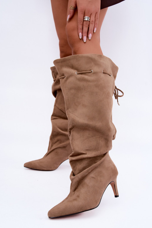 Botas altas aisladas slip-on con tacones finos y detalles elegantes en color arena Tivel