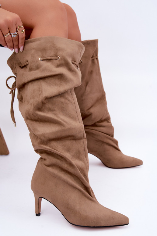 Botas altas aisladas slip-on con tacones finos y detalles elegantes en color arena Tivel
