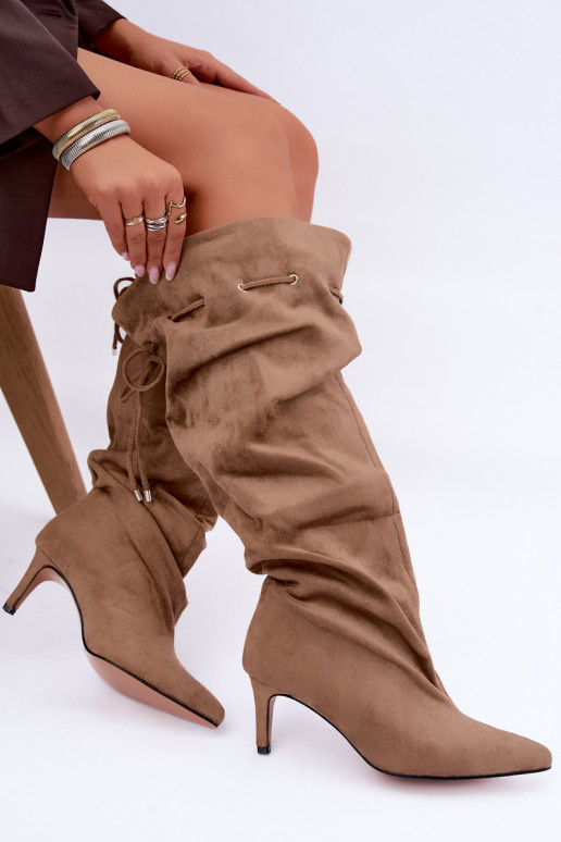 Botas altas aisladas slip-on con tacones finos y detalles elegantes en color arena Tivel