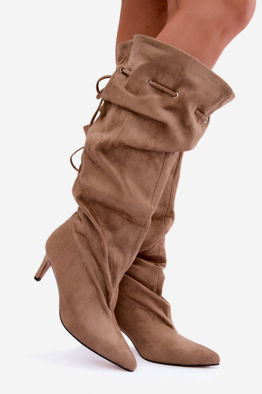 Botas altas aisladas slip-on con tacones finos y detalles elegantes en color arena Tivel