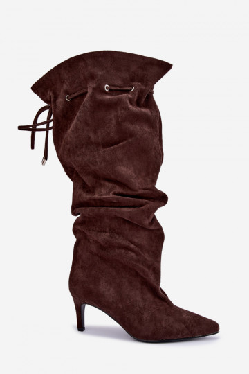 botas altas y cálidas con tacones delgados y detalles elegantes en color chocolate Tivelle