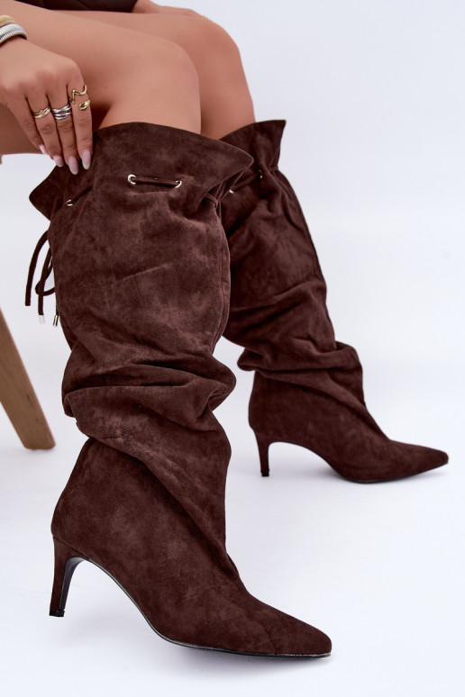 botas altas y cálidas con tacones delgados y detalles elegantes en color chocolate Tivelle
