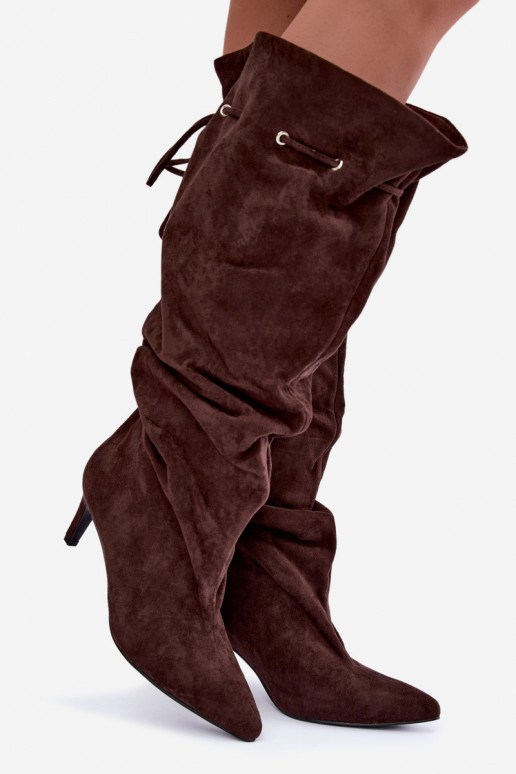 botas altas y cálidas con tacones delgados y detalles elegantes en color chocolate Tivelle