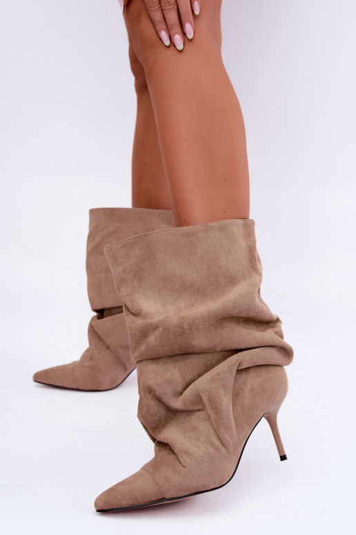 botines arrugados y cálidos con tacones delgados en color arena Greselle