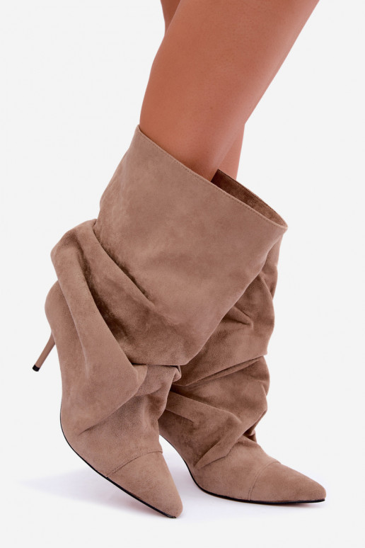 botines arrugados y cálidos con tacones delgados en color arena Greselle