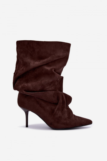 botines arrugados y cálidos con tacones delgados en color chocolate Greselle 2