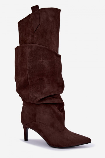 botas altas y cálidas con volantes y tacones delgados en color chocolate Emerine