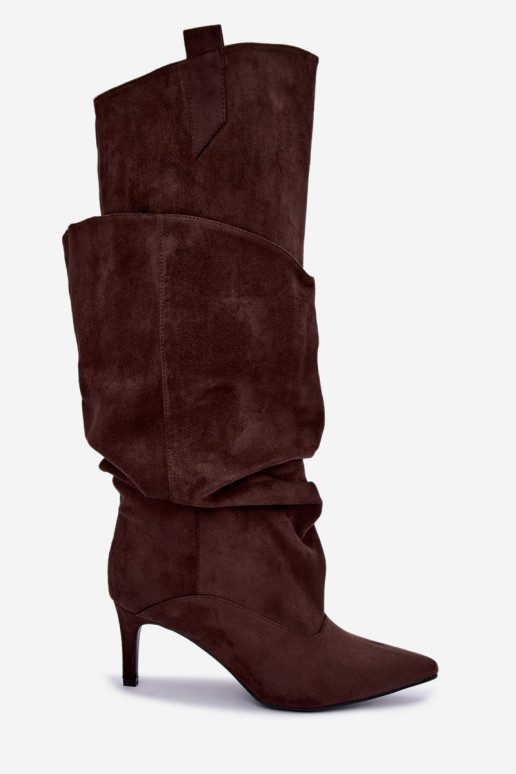 botas altas y cálidas con volantes y tacones delgados en color chocolate Emerine