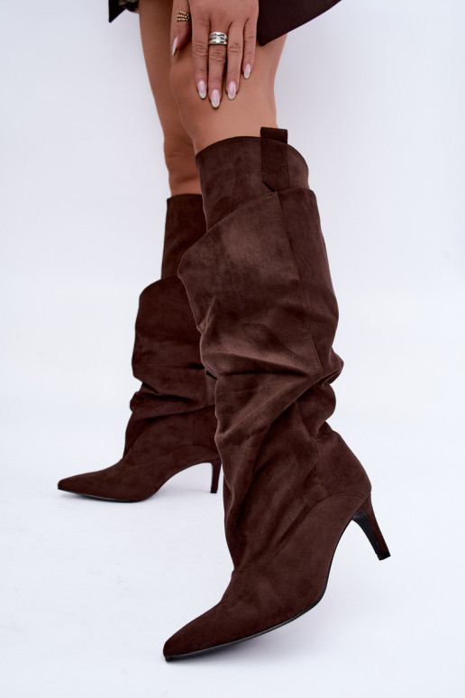 botas altas y cálidas con volantes y tacones delgados en color chocolate Emerine