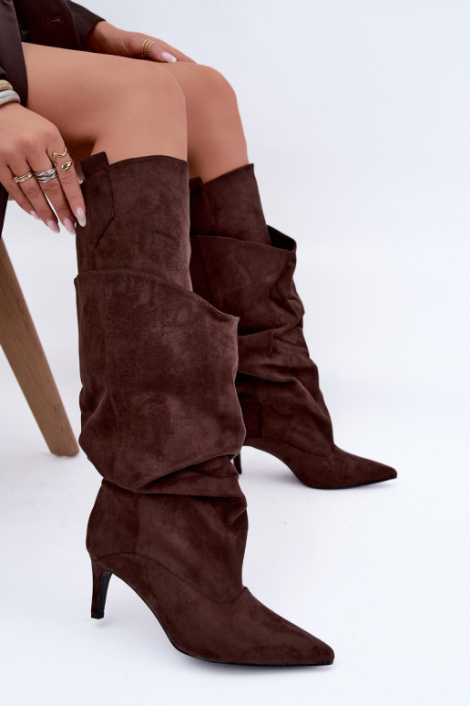 botas altas y cálidas con volantes y tacones delgados en color chocolate Emerine