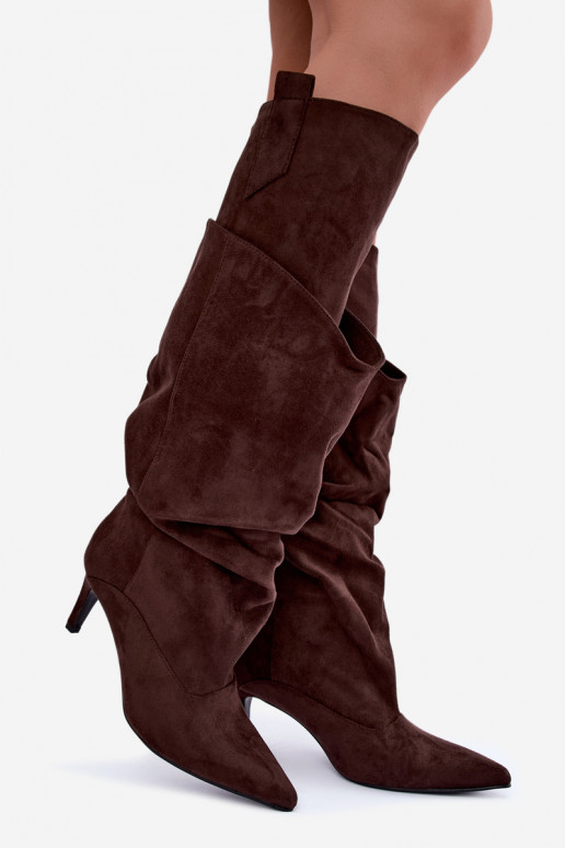 botas altas y cálidas con volantes y tacones delgados en color chocolate Emerine