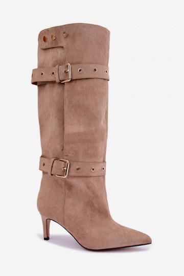 botas altas slip-on con tacones delgados, correas y hebillas en color arena Isabeau