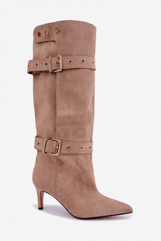 botas altas slip-on con tacones delgados, correas y hebillas en color arena Isabeau