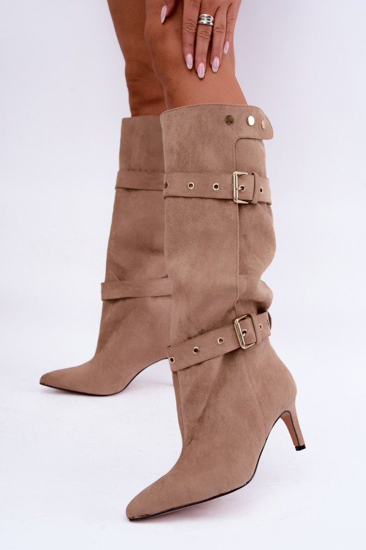 botas altas slip-on con tacones delgados, correas y hebillas en color arena Isabeau