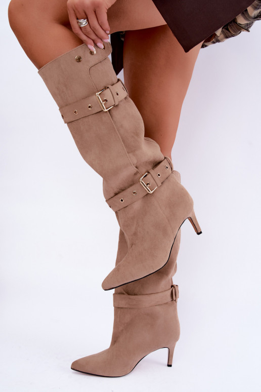 botas altas slip-on con tacones delgados, correas y hebillas en color arena Isabeau