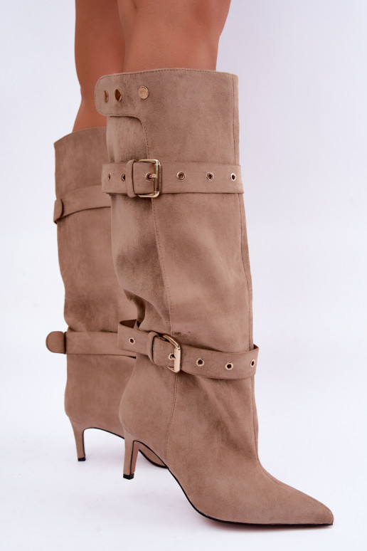 botas altas slip-on con tacones delgados, correas y hebillas en color arena Isabeau