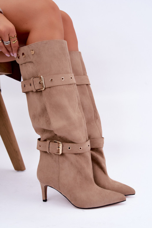 botas altas slip-on con tacones delgados, correas y hebillas en color arena Isabeau