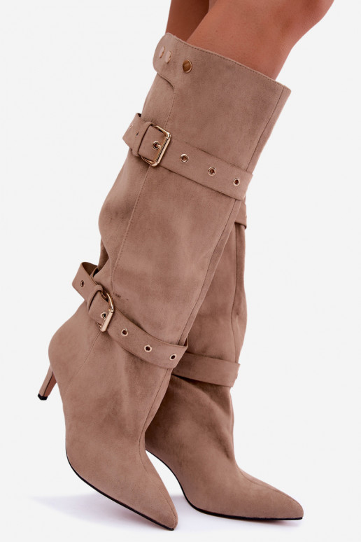 botas altas slip-on con tacones delgados, correas y hebillas en color arena Isabeau