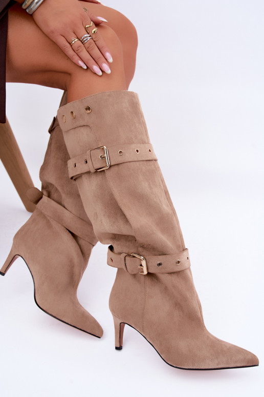 botas altas slip-on con tacones delgados, correas y hebillas en color arena Isabeau