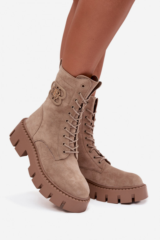 Botines aislados beiges con adornos Melisse