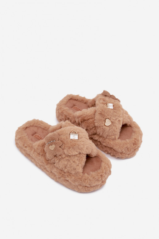 chanclas con pelo y bonitos detalles en color arena Jesselle