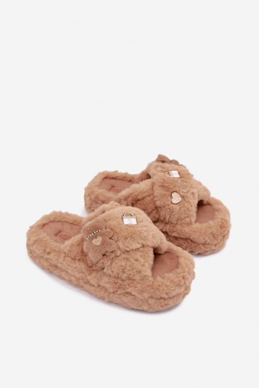 chanclas con pelo y bonitos detalles en color arena Jesselle