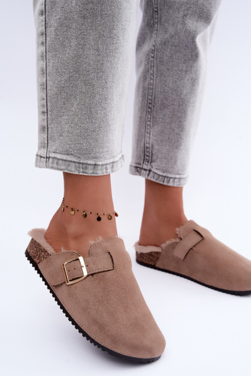 zuecos de mujer con pelo por dentro y hebillas en color arena Tamera